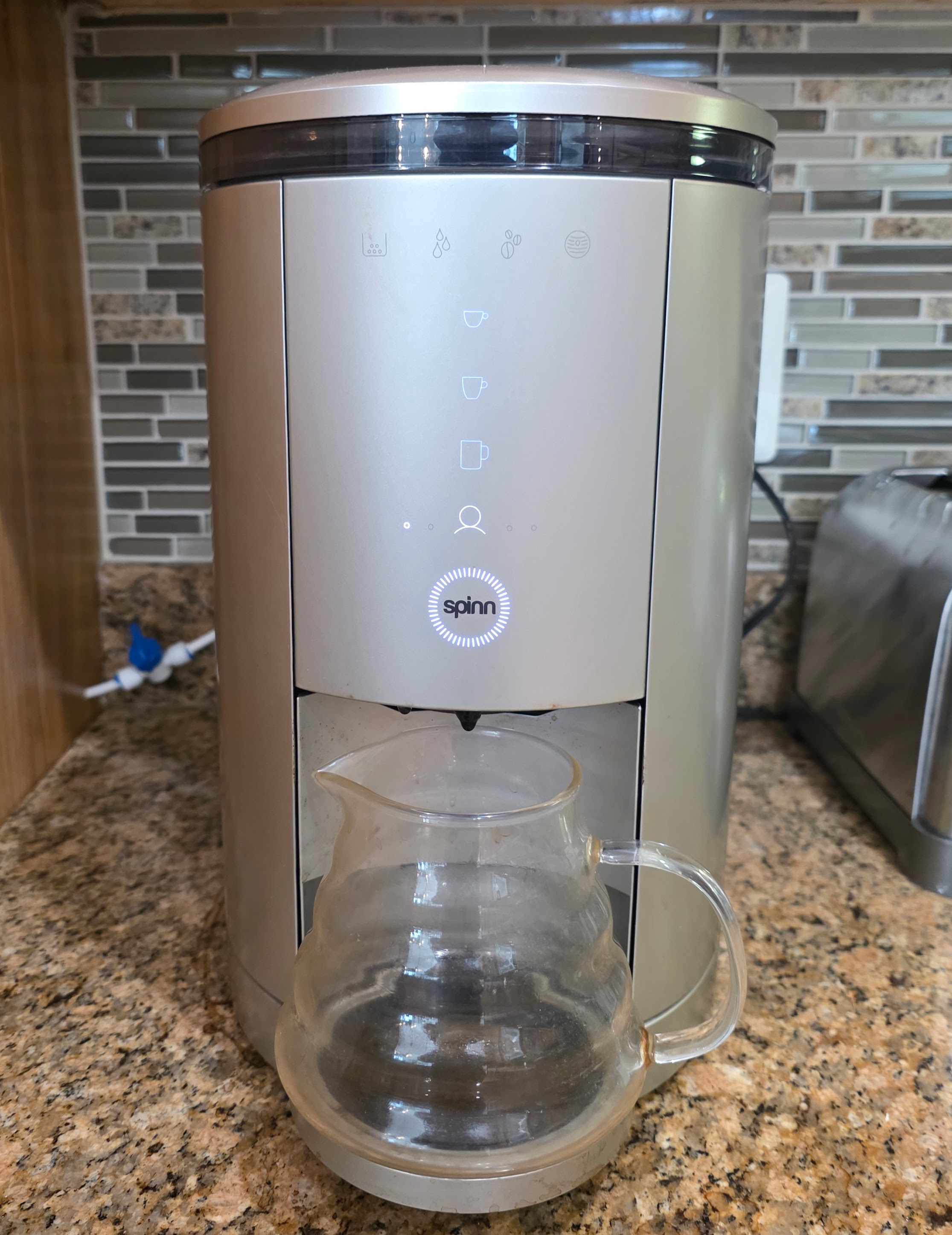 Spinn coffee maker head-on with carafe